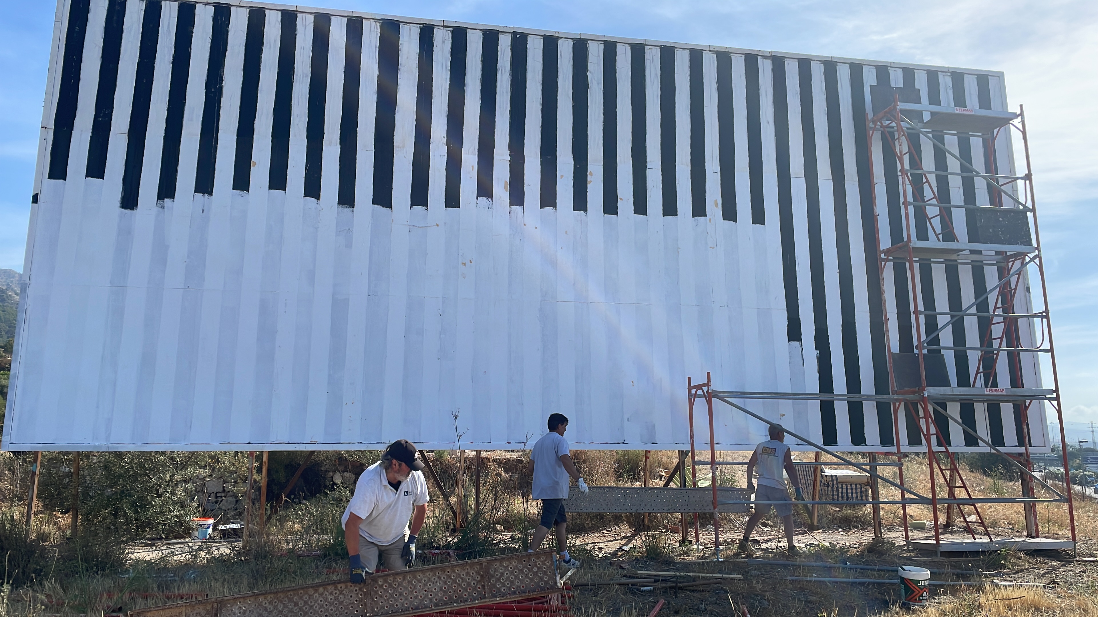 Soporte exterior antes de realizar el cartel artístico