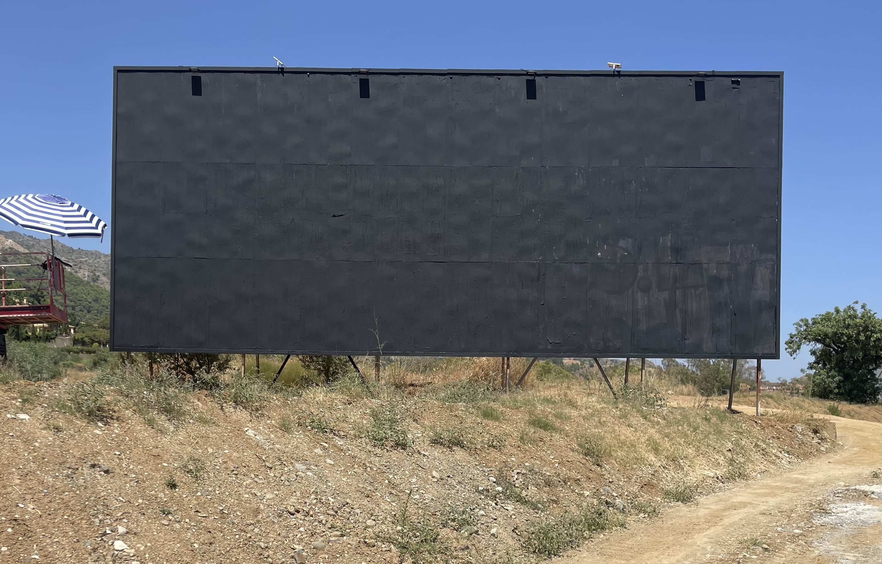 Proceso de pintura del cartel inmobiliario