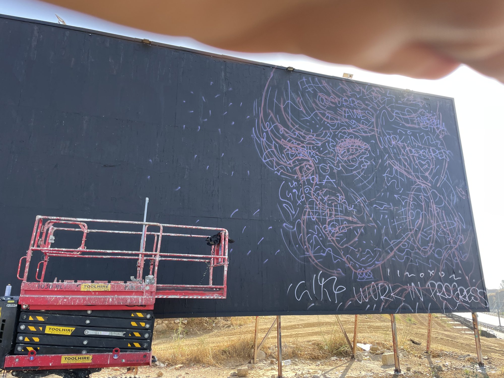 Aplicación de pintura durante la intervención exterior