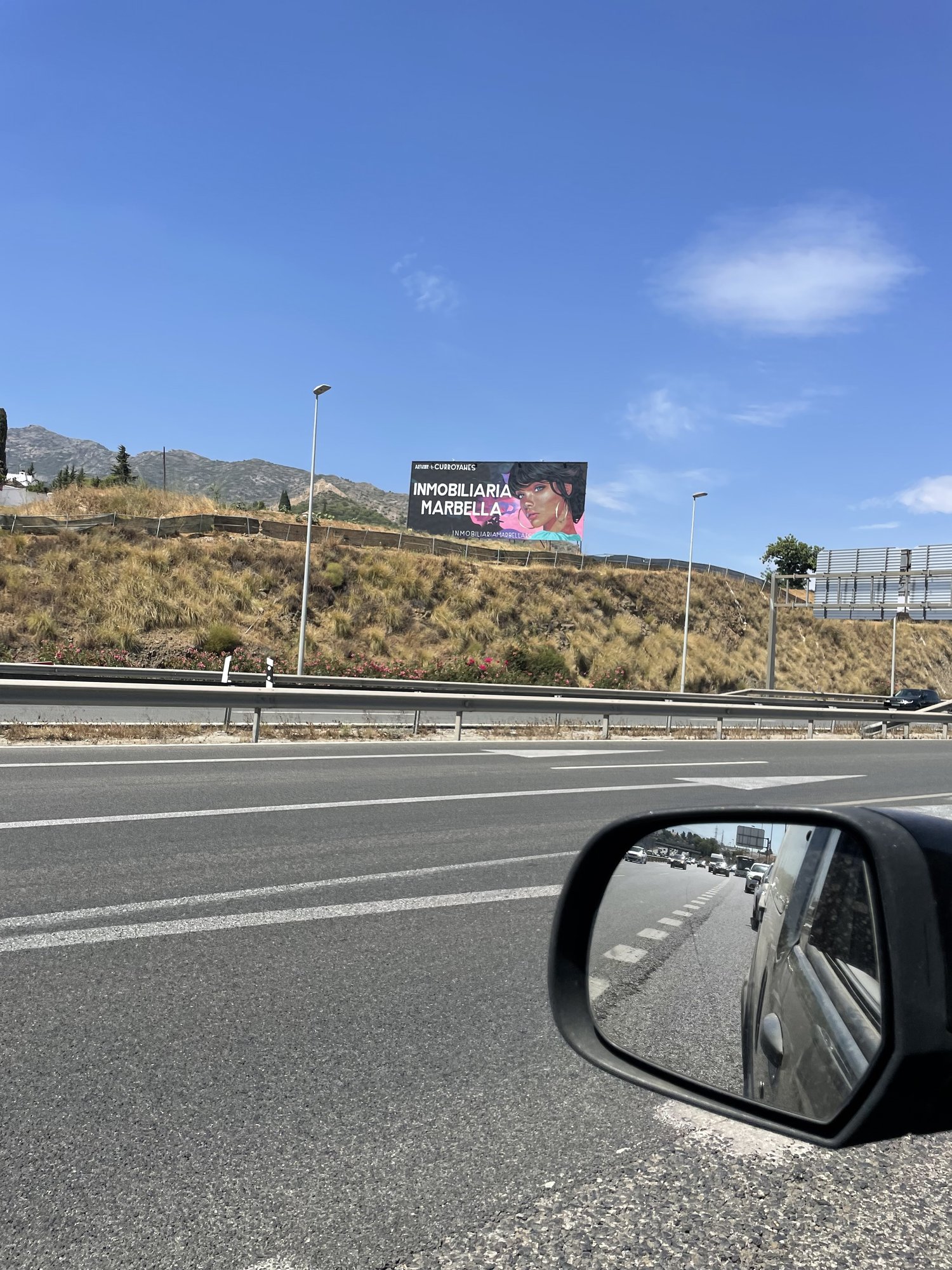 Vista del resultado final del cartel desde la distancia